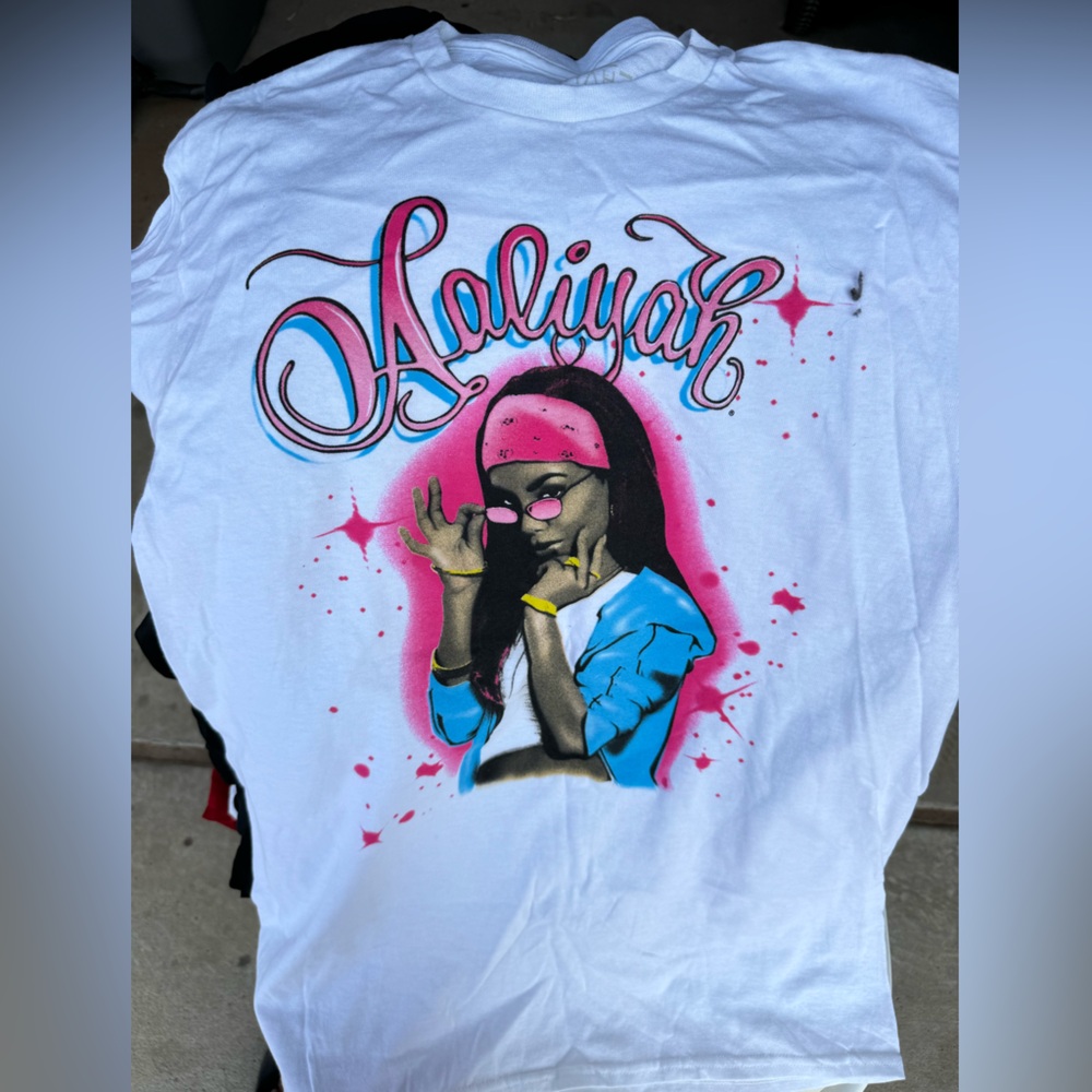 Aaliyah graphic tee.